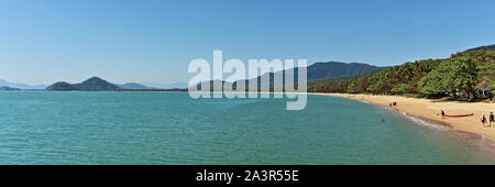 Palm Cove - un panorama de la plage sur un beau jour dans Far North Queensland tropical Banque D'Images