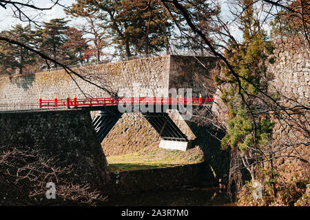 DEC 4, 2018 d'Aizu Wakamatsu, JAPON - Aizu Wakamatsu Château Tsuruga Rokabashi pont rouge et haut mur de pierre. Seigneur Samouraï Fukushima fortess à Edo peri Banque D'Images