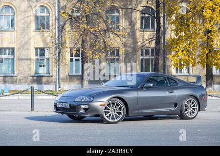 Novosibirsk, Russie - 10.09.2019 : Intérieur D'une Rare Voiture De Sport  Japonaise À L'arrière D'un Coupé Toyota Supra Gris Avec Tableau De Bord,  Volant, Cockpit De Panneau Et Garniture En Carbone Banque