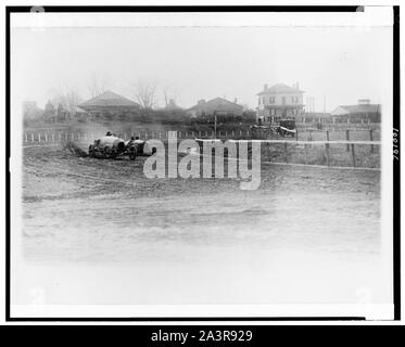 Stutz Weightman et spéciale une autre automobile passe autour de tourner sur Benning race track, Washington, D.C., salon le jour de Thanksgiving Banque D'Images