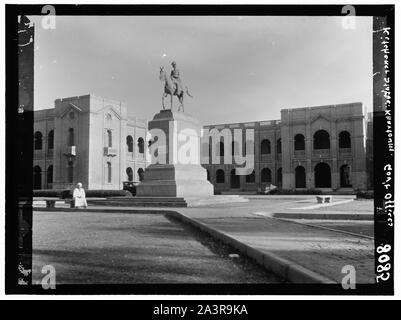 Le Soudan. Khartoum. Les bureaux du gouvernement et statue équestre de Kitchener Banque D'Images