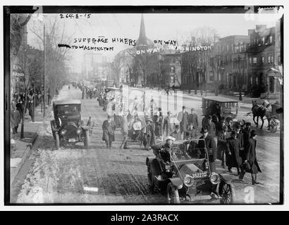 Vote des randonneurs sur la route pour Washington Photo montre la randonnée laisse par le général Rosalie Jones de New York à Washington, D.C., pour le 3 mars, 1913 National American Woman Suffrage Association parade. Photo prise à Newark, New Jersey sur Broad Street, juste au nord de la rue Kinney, de l'Ouest le 12 février 1913. Rosalie Jones est marchant derrière la première voiture. (Source : Flickr Commons Project, 2009) Banque D'Images