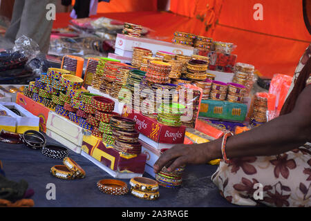 Bangles ornements argent or chaînes boutique de bijoux en plein air, les bouchons sur la route en Inde magasin Banque D'Images