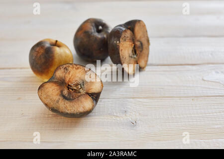 Les tranches de pommes pourries on a wooden surface Banque D'Images