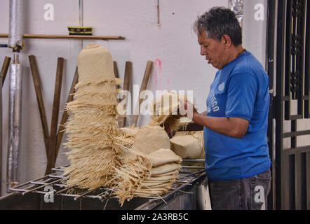 Scènes d'un chapeau de Panama (paja toquilla) usine à Cuenca, Équateur Banque D'Images