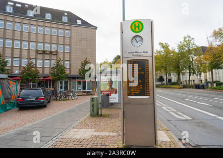 Oldenbourg, Basse-Saxe, Allemagne - le 9 octobre 2019 : le transport par autobus est très populaire à Oldenburg en regard de la moto Banque D'Images