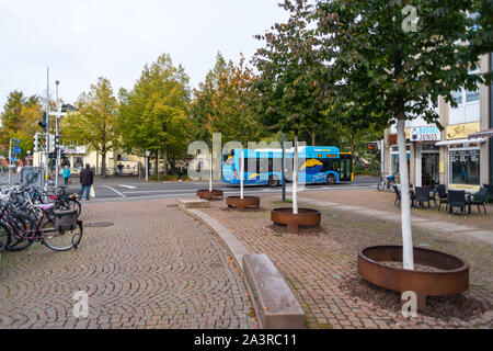 Oldenbourg, Basse-Saxe, Allemagne - le 9 octobre 2019 : le transport par autobus est très populaire à Oldenburg en regard de la moto Banque D'Images