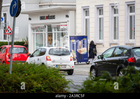 Oldenbourg, Basse-Saxe, Allemagne - le 9 octobre 2019 : le respect de l'environnement GLS Messenger avec un petit companion Banque D'Images