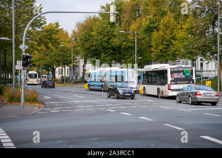 Oldenbourg, Basse-Saxe, Allemagne - le 9 octobre 2019 : beaucoup de bus de ville en voiture grâce à Oldenburg et amener les habitants à la destination sans Banque D'Images