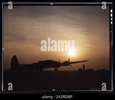 Sunset silhouette de Flying Fortress, Langley Field, Va. Banque D'Images