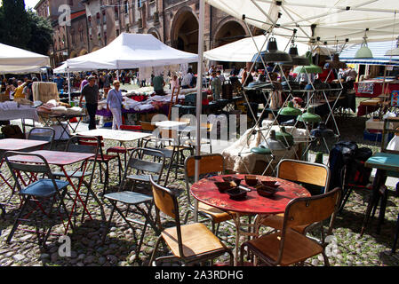 Bologne / ITALIE - septembre 7, 2019 : Marché d'antiquités, Mercato Antiquario di Bologna, prend place sur le parvis de la Basilique St Stephens Banque D'Images