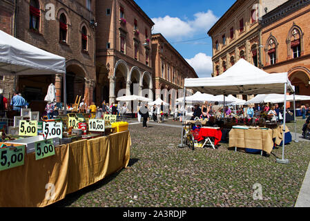 Bologne / ITALIE - septembre 7, 2019 : Marché d'antiquités, Mercato Antiquario di Bologna, prend place sur le parvis de la Basilique St Stephens Banque D'Images