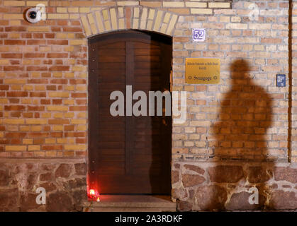 Halle, Allemagne. 10 Oct, 2019. Un policier va à l'entrée de la synagogue de Halle. La veille, un auteur fortement armés ont tenté de pénétrer dans la synagogue et provoquer un bain de sang parmi les dizaines de croyants. Dpa : Crédit photo alliance/Alamy Live News Banque D'Images