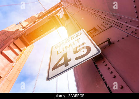 Close up of Golden Gate Bridge avec la lumière du soleil Banque D'Images