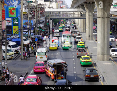 Bangkok, Thaïlande - 24 Déc., 2018. Street à Bangkok, Thaïlande. La circulation a été la principale source de la pollution de l'air à Bangkok, qui atteint des leve Banque D'Images