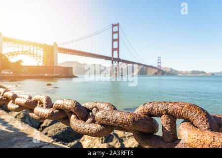 Golden Gate Bridge vu de derrière une balustrade chain at the Presidio Banque D'Images