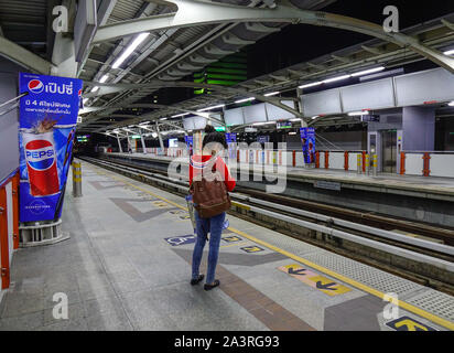 Bangkok, Thaïlande - Apr 21, 2018. Les passagers qui attendent à la station de BTS à Bangkok, Thaïlande. Ou BTS Skytrain est l'une des méthodes les plus pratiques pour tra Banque D'Images