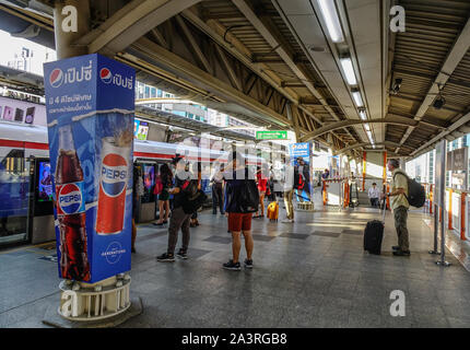 Bangkok, Thaïlande - Apr 21, 2018. Les passagers qui attendent à la station de BTS à Bangkok, Thaïlande. Ou BTS Skytrain est l'une des méthodes les plus pratiques pour tra Banque D'Images