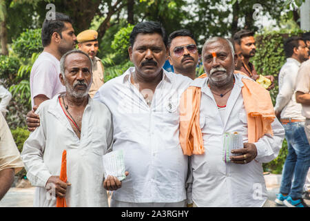 Un groupe de droit de trois hommes indiens à New Delhi sur un début d'après-midi. Banque D'Images