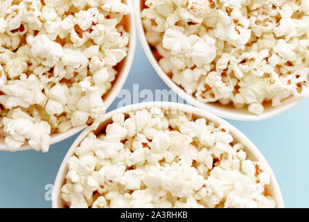 Le maïs soufflé dans des seaux. Trois seaux avec le pop-corn, vue du dessus Banque D'Images