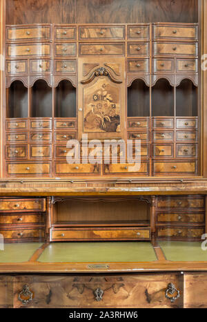 Beau vieux bureau en bois sur un fond blanc. Banque D'Images