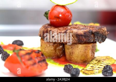 Filet STEAK, succulent filet de bœuf grillé avec légumes méditerranéens grillés et purée de brocolli servis dans un restaurant méditerranéen 5 étoiles Banque D'Images