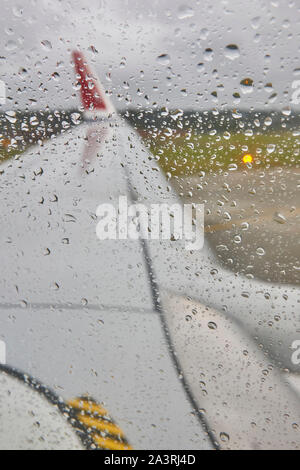 La fenêtre de l'avion un jour de pluie dans la dérive. Transports - Banque D'Images