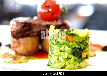 Filet STEAK, succulent filet de bœuf grillé avec légumes méditerranéens grillés et purée de brocolli servis dans un restaurant méditerranéen 5 étoiles Banque D'Images