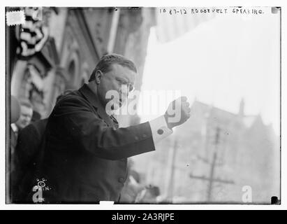 T. Roosevelt parlant, gesticulant avec fist, à l'extérieur, Yonkers, NY Banque D'Images