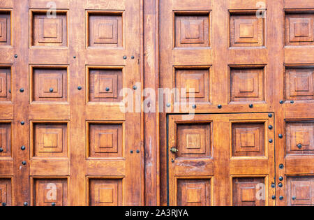 La porte massive en bois traditionnel russe à Moscou kremlin close up Banque D'Images