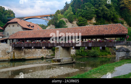 Le célèbre vieux pont couvert en bois à Fribourg, Suisse Banque D'Images