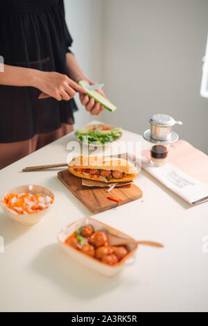 Des boulettes de viande servies avec de la sauce tomate comme sandwich, petit-déjeuner vietnamien Banque D'Images
