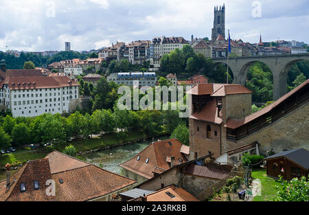 Vue sur Fribourg, Suisse montrant la fortification médiévale la Tour Rouge et la cathédrale en arrière-plan Banque D'Images