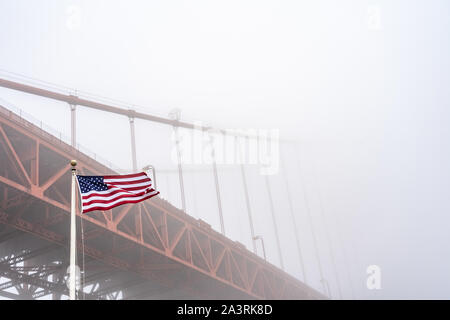 Drapeau USA avec Golden Gate Bridge dans le brouillard Banque D'Images