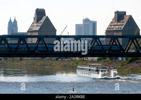 Magdeburg, Allemagne. 07Th Oct, 2019. Un train de voyageurs traversent un pont de l'Elbe en vertu de laquelle le navire de croisière de la rivière Elbe 'Princesse' passe. Dans l'arrière-plan vous pouvez voir la cathédrale de Magdebourg (l). Credit : Klaus-Dietmar Gabbert/dpa-Zentralbild/ZB/dpa/Alamy Live News Banque D'Images