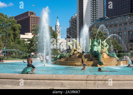 Vue d'été USA ville, de jeunes qui jouent dans le Logan Square fontaine sur un jour d'été dans le centre de Philadelphie, Pennsylvanie, PA, USA. Banque D'Images