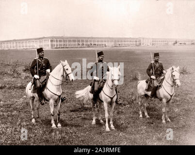 Les officiers de régiment de lanciers à cheval, dans la case en face de casernes. Istanbul, Turquie, fin du 19e siècle Banque D'Images