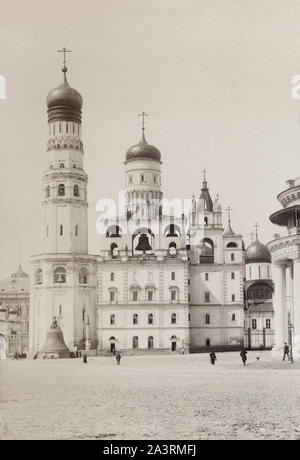 L'Ivan le Grand clocher (construit en 1508) est une tour de l'église à l'intérieur du Kremlin de Moscou complexe. D'une hauteur totale de 81 mètres (266 pi), c'est le th Banque D'Images