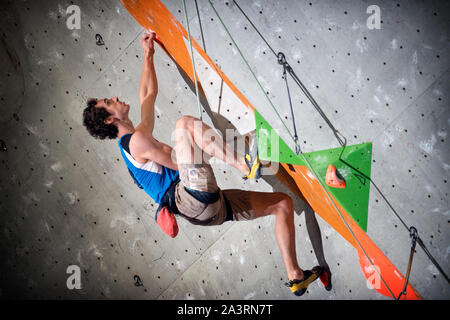 Adam Ondra de la République tchèque remporte le premier rôle pendant la finale hommes combiné à l'IFSC sur Championnats du monde d'escalade à la Edinburgh International Banque D'Images