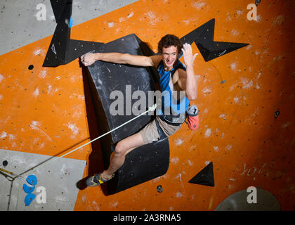 Adam Ondra de la République tchèque remporte le premier rôle pendant la finale hommes combiné à l'IFSC sur Championnats du monde d'escalade à la Edinburgh International Banque D'Images