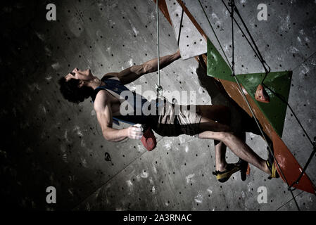 Adam Ondra de la République tchèque remporte le premier rôle pendant la finale hommes combiné à l'IFSC sur Championnats du monde d'escalade à la Edinburgh International Banque D'Images