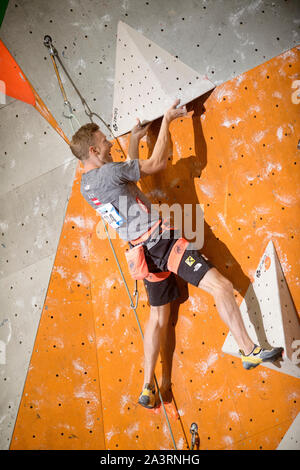 Jakob Schubert de l'Autriche participe à l'escalade finale sur la mens à l'IFSC Climbing World Championships au Edinburgh International Climbing Banque D'Images