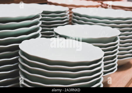 Des piles de vaisselle blanc propre dans la salle à manger. Aire de restauration dans un centre commercial, restauration Banque D'Images