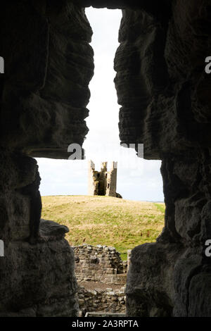 Une vue de la tour encadrée Lilburn, partie de château de Dunstanburgh, Northumberland, England, UK Banque D'Images