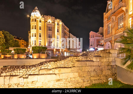 PLOVDIV, BULGARIE - 25 août 2019 : la nuit Photo centre rue piétonne en ville de Plovdiv, Bulgarie Banque D'Images