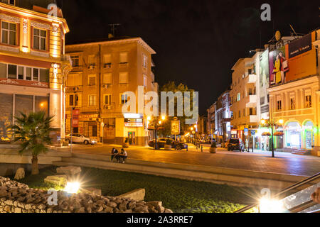 PLOVDIV, BULGARIE - 25 août 2019 : la nuit Photo centre rue piétonne en ville de Plovdiv, Bulgarie Banque D'Images