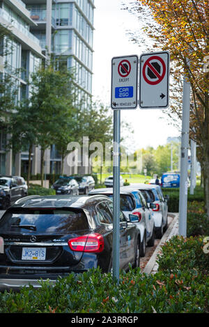 VANCOUVER, BC, CANADA - LE 21 SEPT, 2019 : une ligne de Car2Go SmartCars dans le Village olympique de Vancouver qui font partie de la voiture le covoiturage Banque D'Images