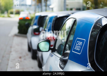 VANCOUVER, BC, CANADA - LE 21 SEPT, 2019 : une ligne de Car2Go SmartCars dans le Village olympique de Vancouver qui font partie de la voiture le covoiturage Banque D'Images