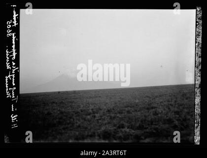 Tanganyika. En route pour Arusha. À l'est à travers la plaine. Le Mont Meru, légèrement vu à distance Banque D'Images