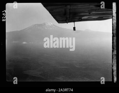 Tanganyika. En route pour Arusha. Vue de l'air. Le Kilimandjaro comme vu d'avion. Voir de plus près Banque D'Images